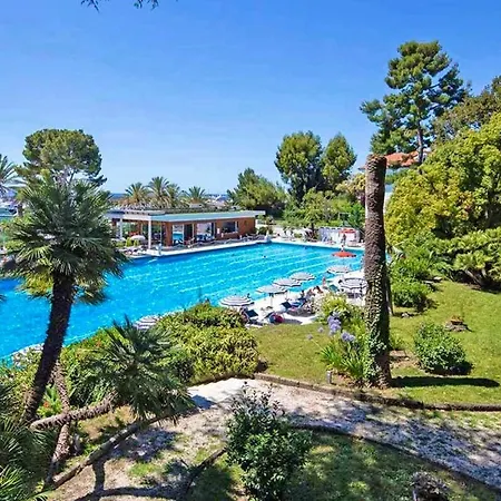 Con Piscina E Parco شقة *